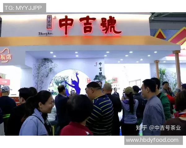 足球明星品茶时刻展现优雅风范与运动激情的完美结合